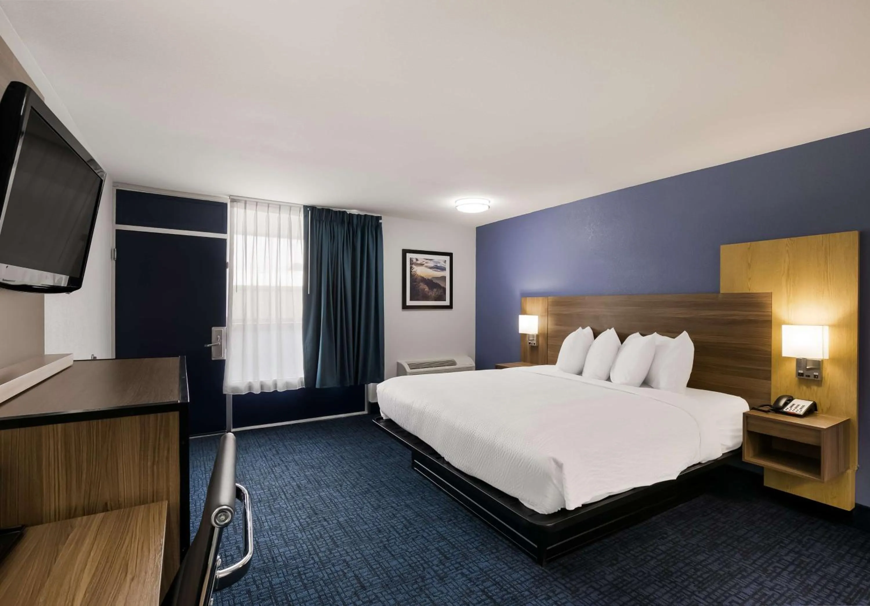 Bedroom, Bed in SureStay Plus by Best Western Pigeon Forge