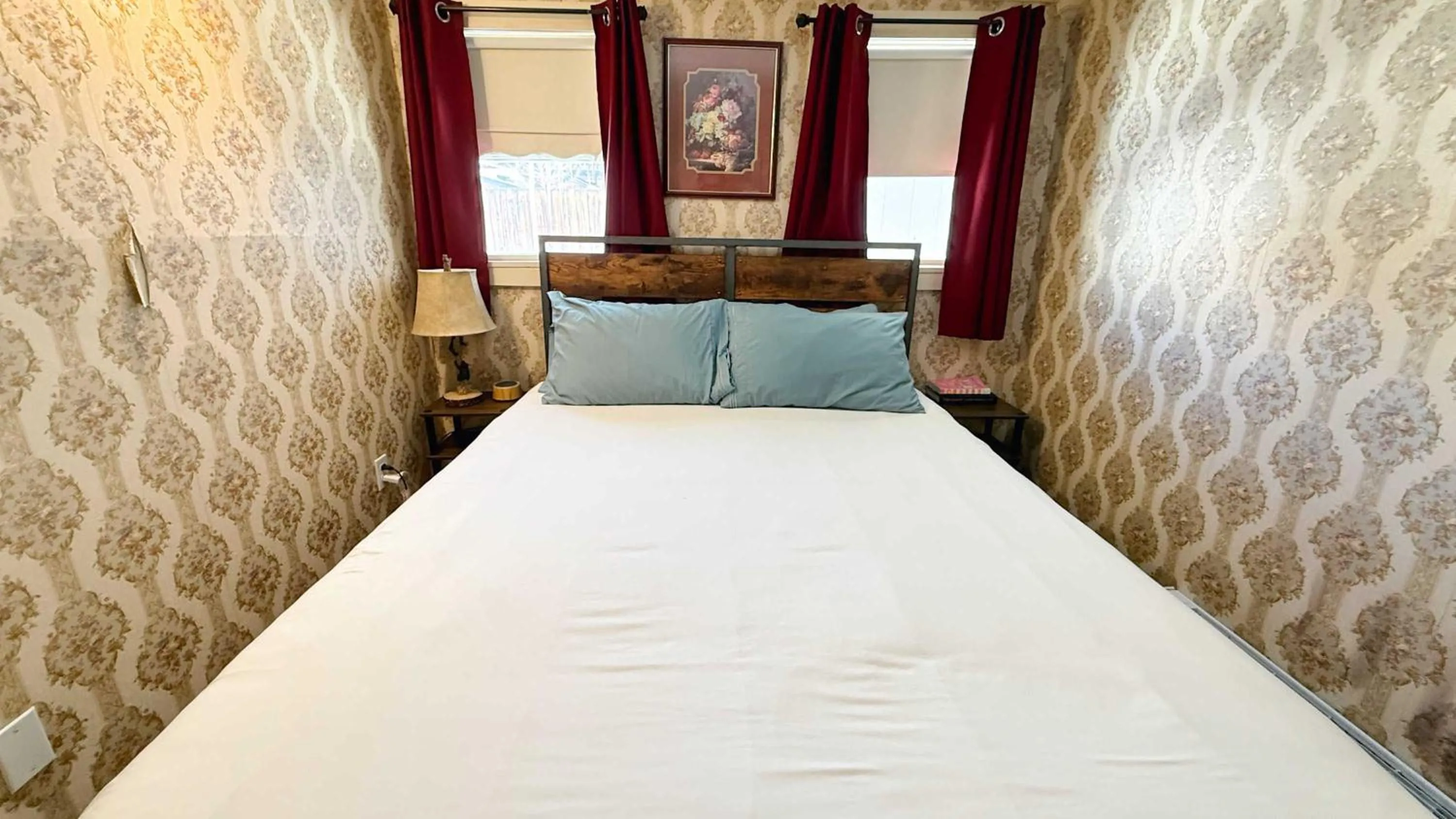Bed in Cozy Condo In The Governor's Mansion Pets Okay