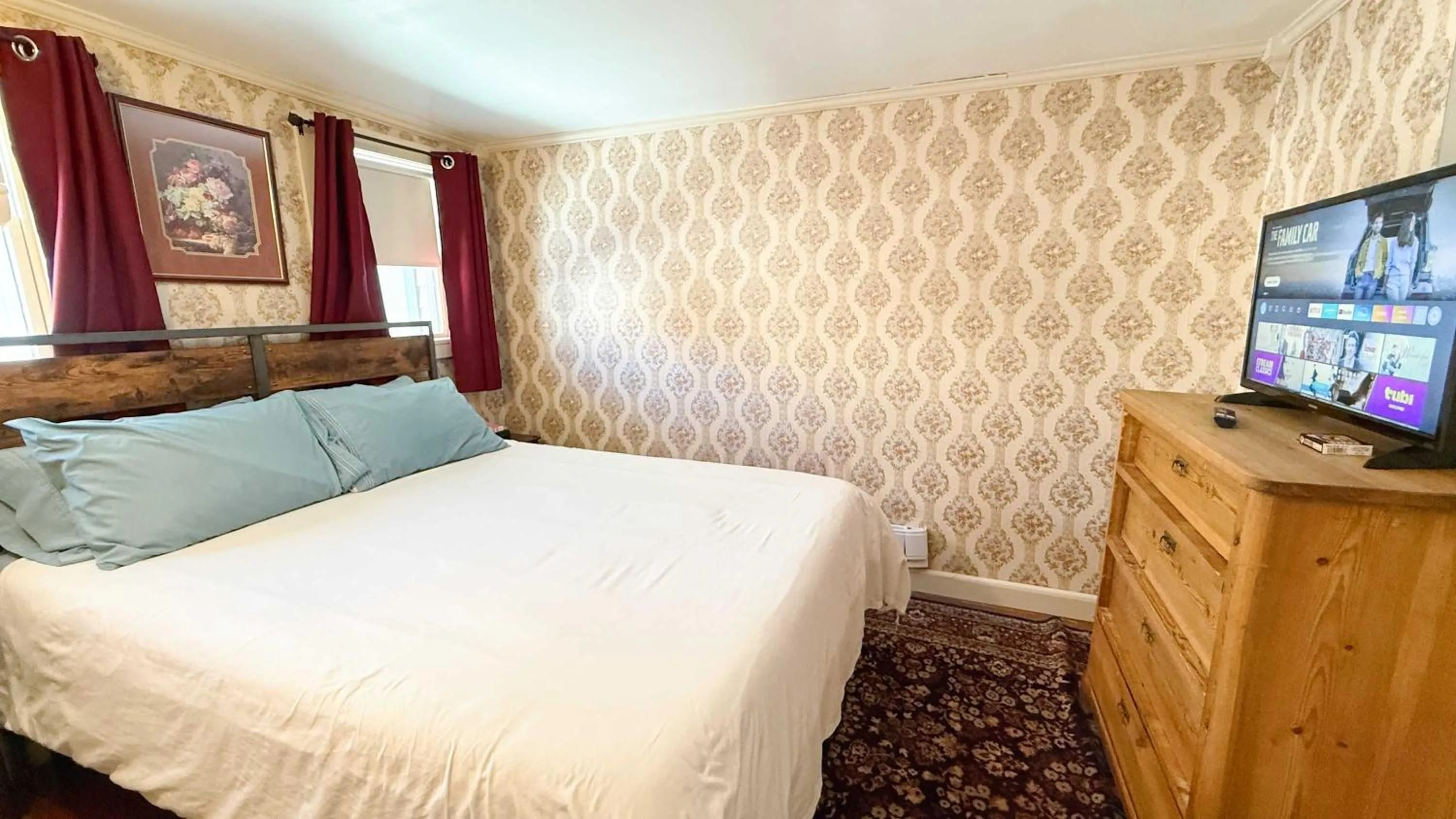 Bed in Cozy Condo In The Governor's Mansion Pets Okay
