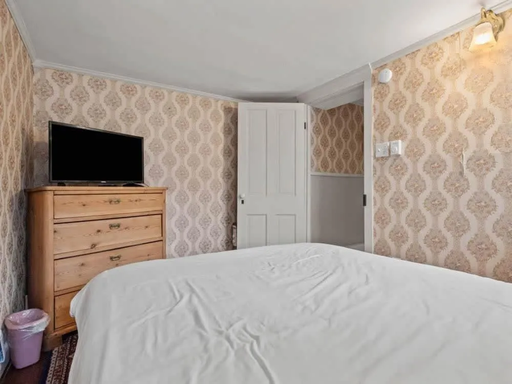 Bed in Cozy Condo In The Governor's Mansion Pets Okay