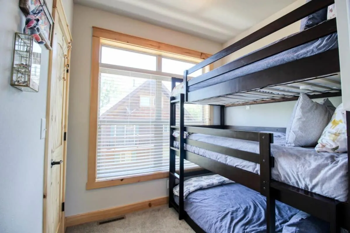 Bed in Modern 3bd cabin in Edgewater