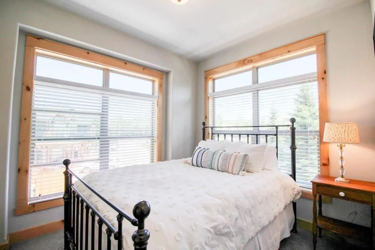 Bed in Modern 3bd cabin in Edgewater