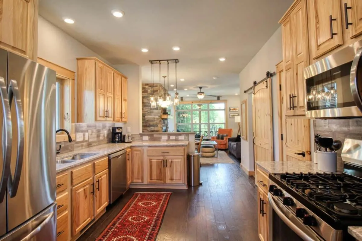 Coffee/tea facilities in Modern 3bd cabin in Edgewater