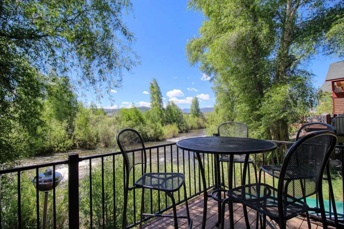 Day in Modern 3bd cabin in Edgewater