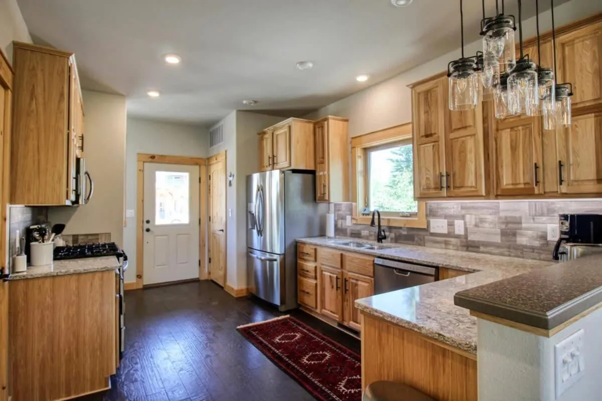 Kitchen or kitchenette in Modern 3bd cabin in Edgewater
