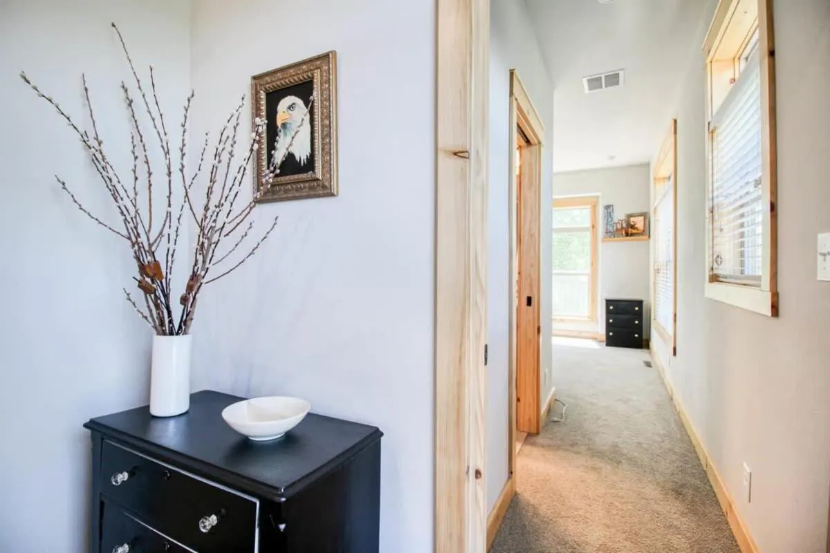 Modern 3bd cabin in Edgewater