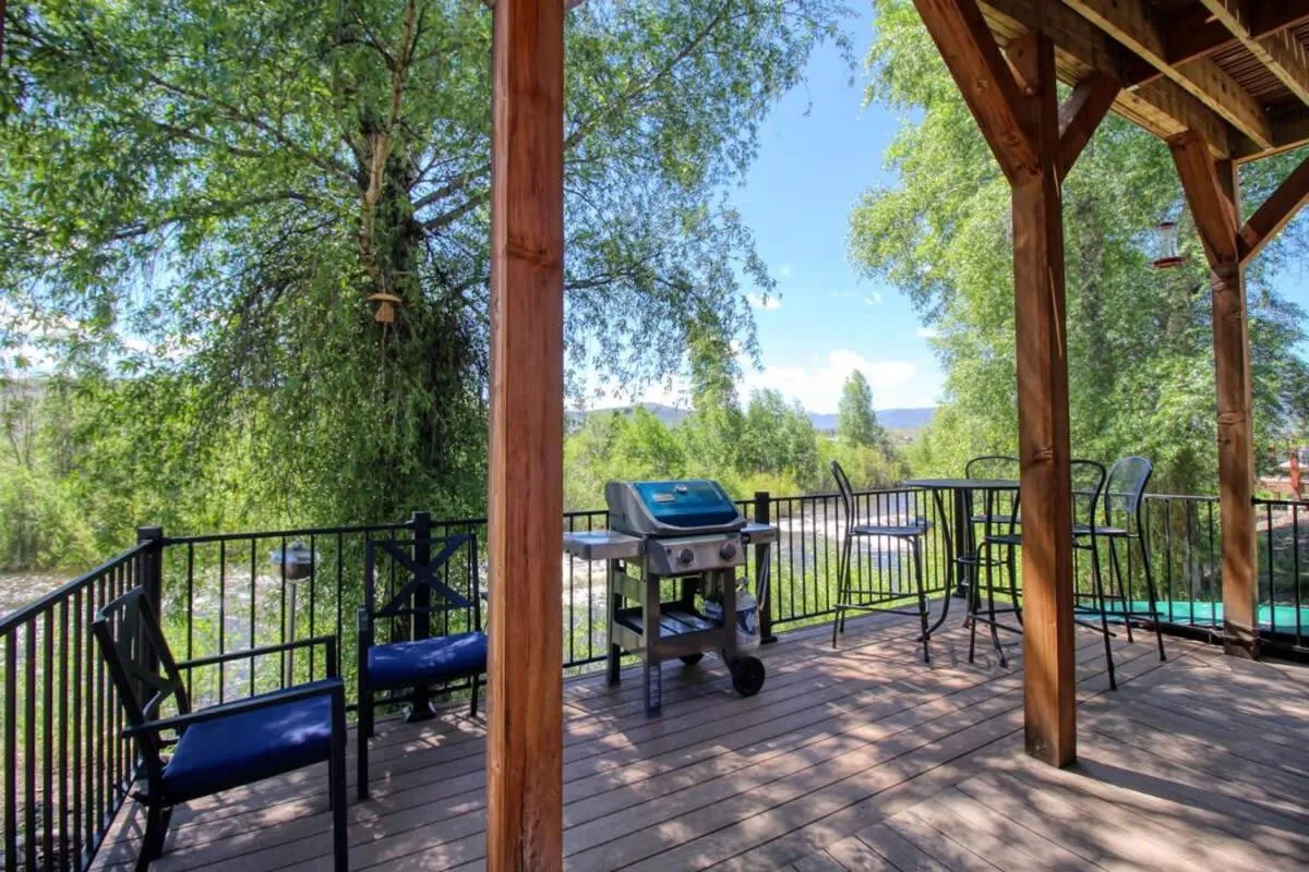 Day in Modern 3bd cabin in Edgewater