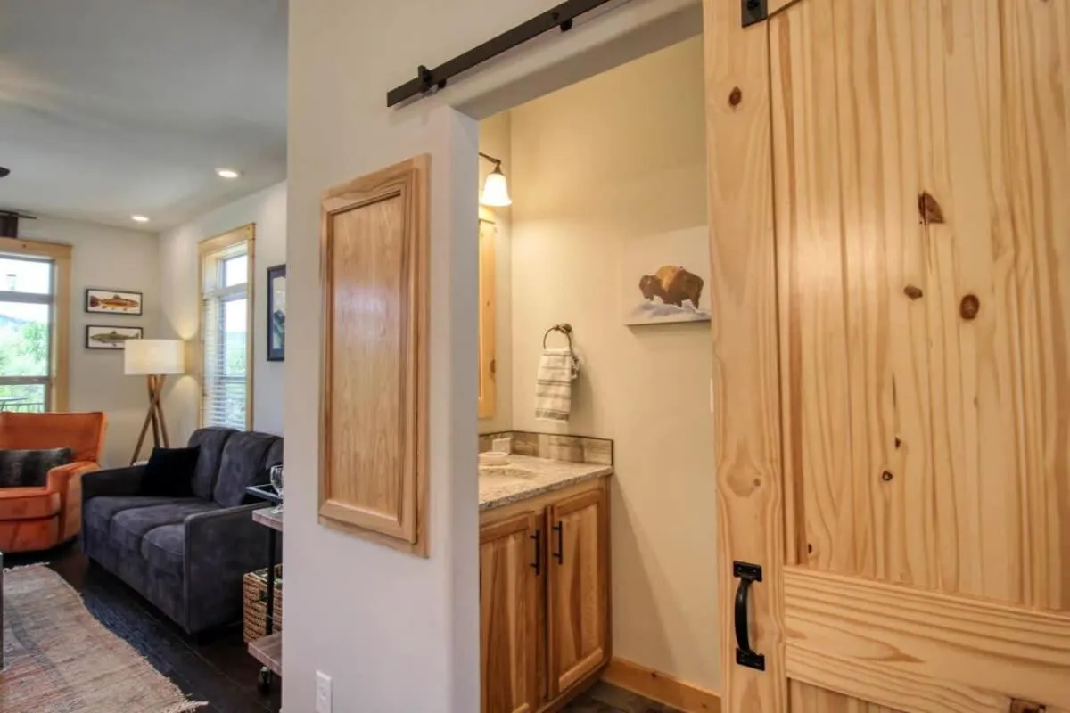 Bathroom in Modern 3bd cabin in Edgewater
