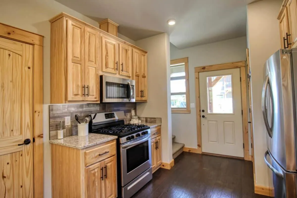 Kitchen or kitchenette in Modern 3bd cabin in Edgewater