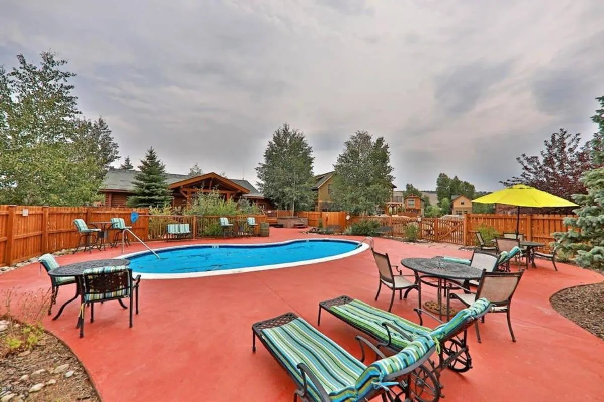 Day in Modern 3bd cabin in Edgewater