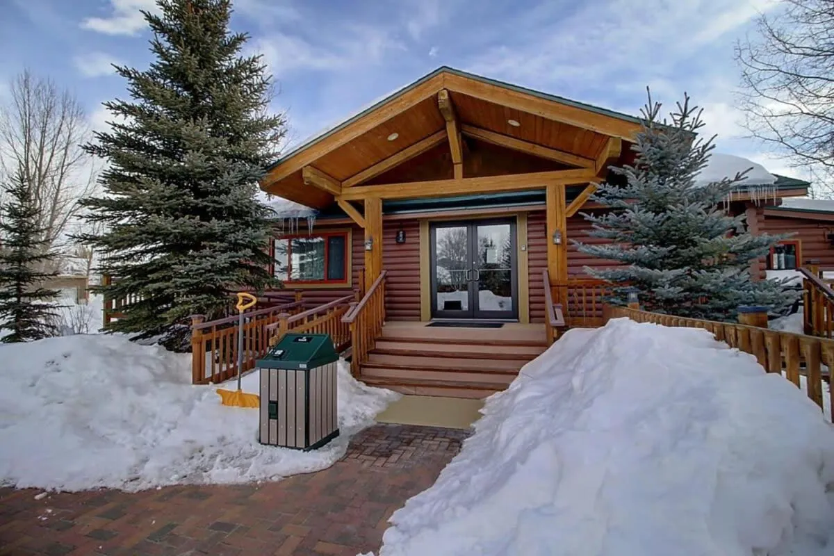 Modern 3bd cabin in Edgewater