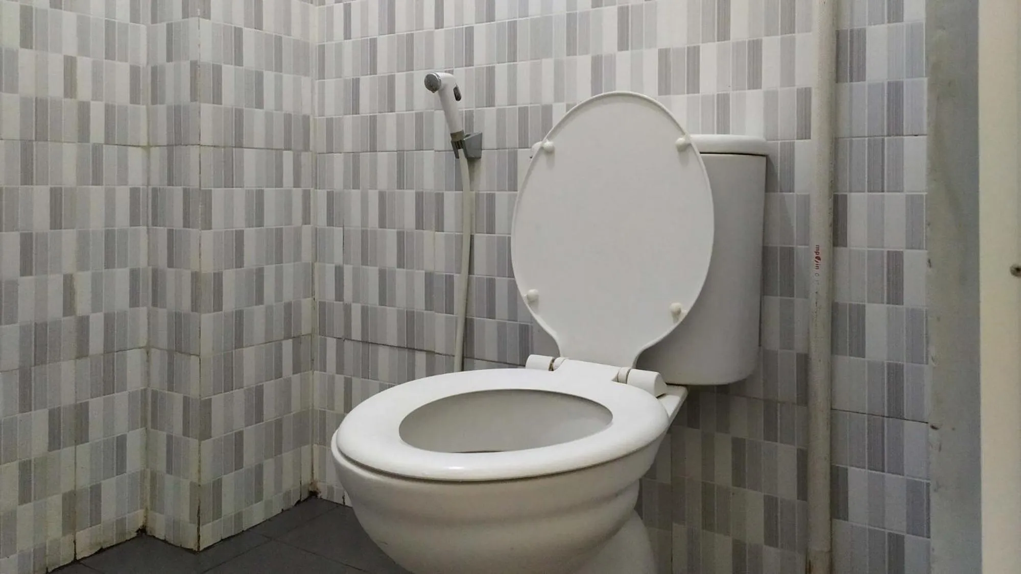 Toilet in Omah Leren Mitra RedDoorz near Gembiraloka Zoo Yogyakarta