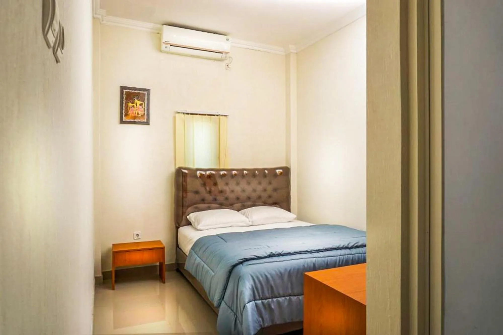 Bed in Omah Leren Mitra RedDoorz near Gembiraloka Zoo Yogyakarta