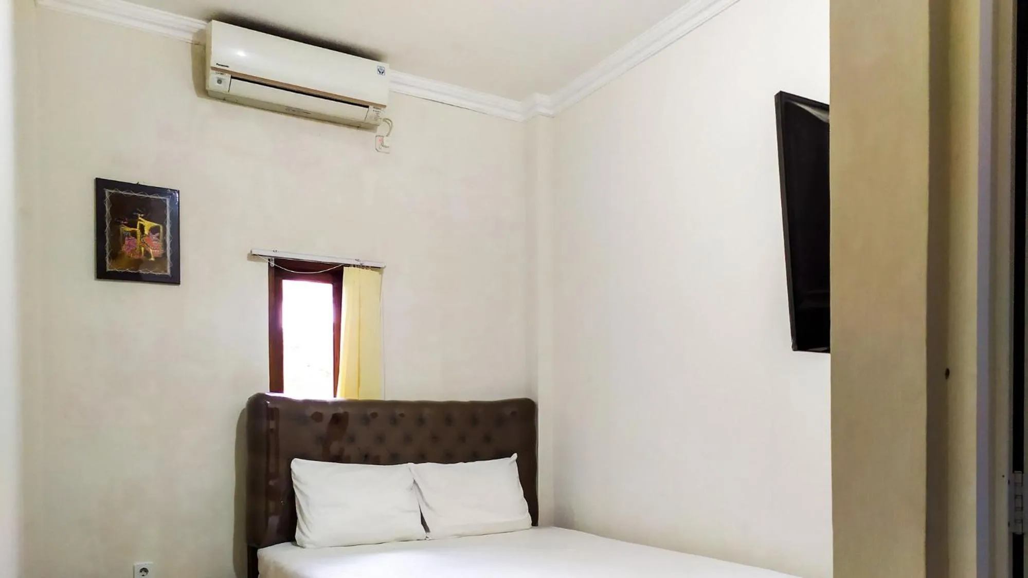 Bed in Omah Leren Mitra RedDoorz near Gembiraloka Zoo Yogyakarta