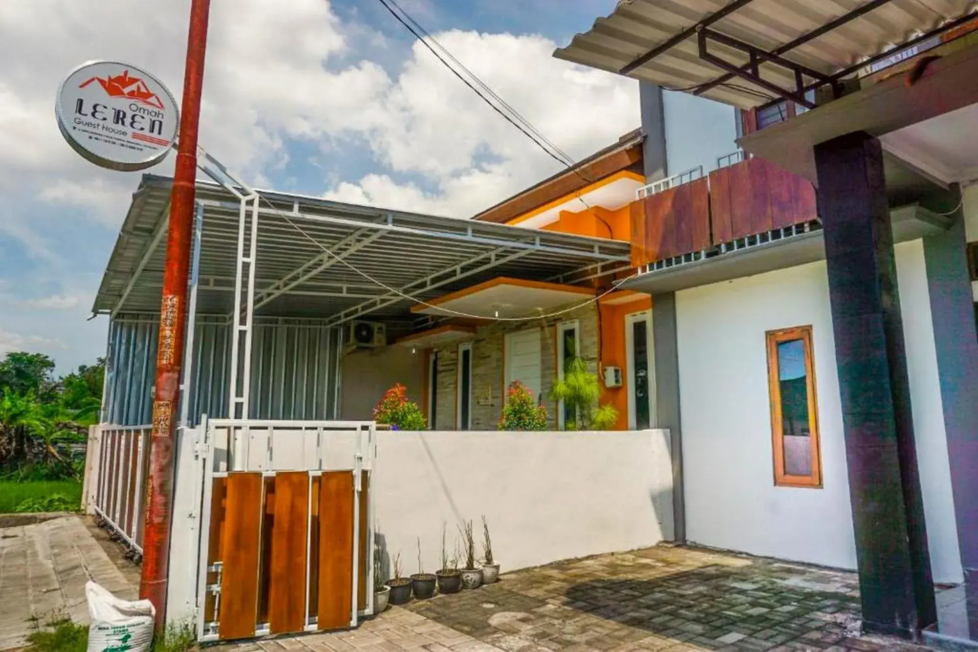 Property building in Omah Leren Mitra RedDoorz near Gembiraloka Zoo Yogyakarta Property building in Omah Leren Mitra RedDoorz near Gembiraloka Zoo Yogyakarta