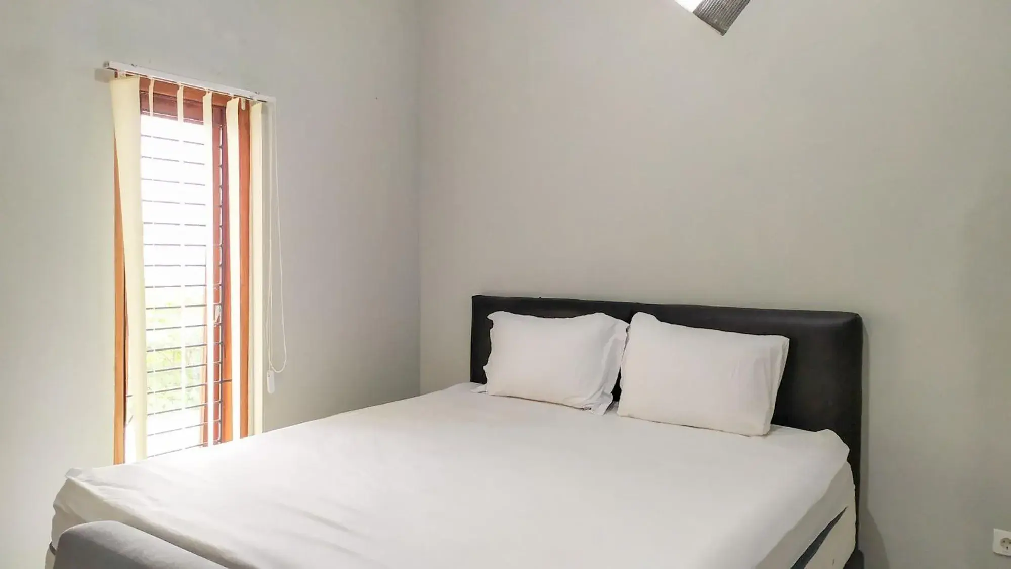 Bed in Omah Leren Mitra RedDoorz near Gembiraloka Zoo Yogyakarta Bed in Omah Leren Mitra RedDoorz near Gembiraloka Zoo Yogyakarta