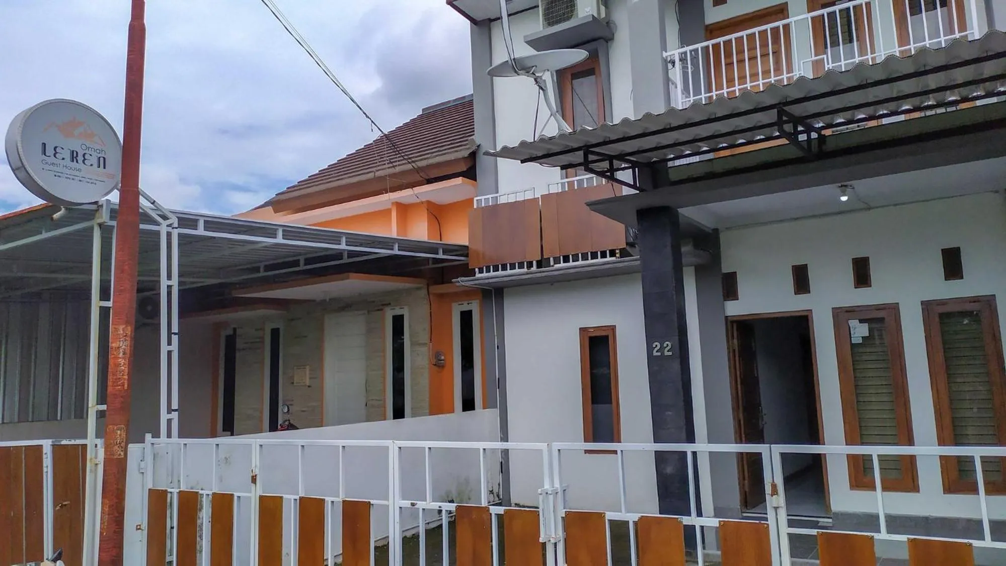 Property building in Omah Leren Mitra RedDoorz near Gembiraloka Zoo Yogyakarta