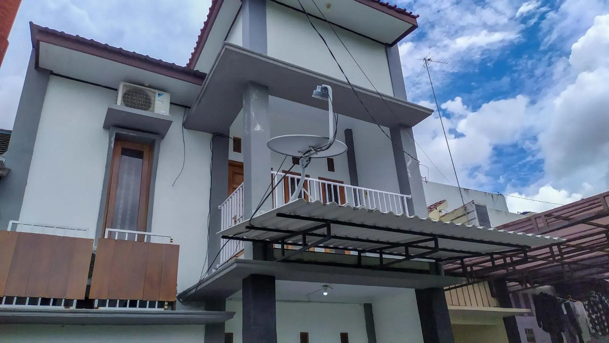 Property building in Omah Leren Mitra RedDoorz near Gembiraloka Zoo Yogyakarta