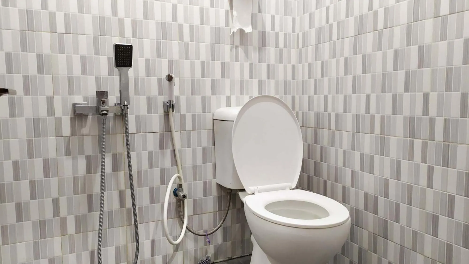 Shower in Omah Leren Mitra RedDoorz near Gembiraloka Zoo Yogyakarta