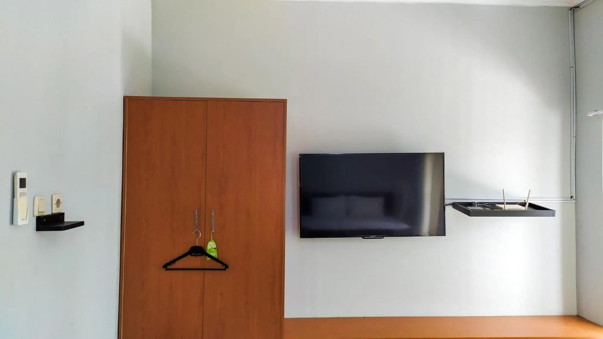 TV and multimedia in Omah Leren Mitra RedDoorz near Gembiraloka Zoo Yogyakarta