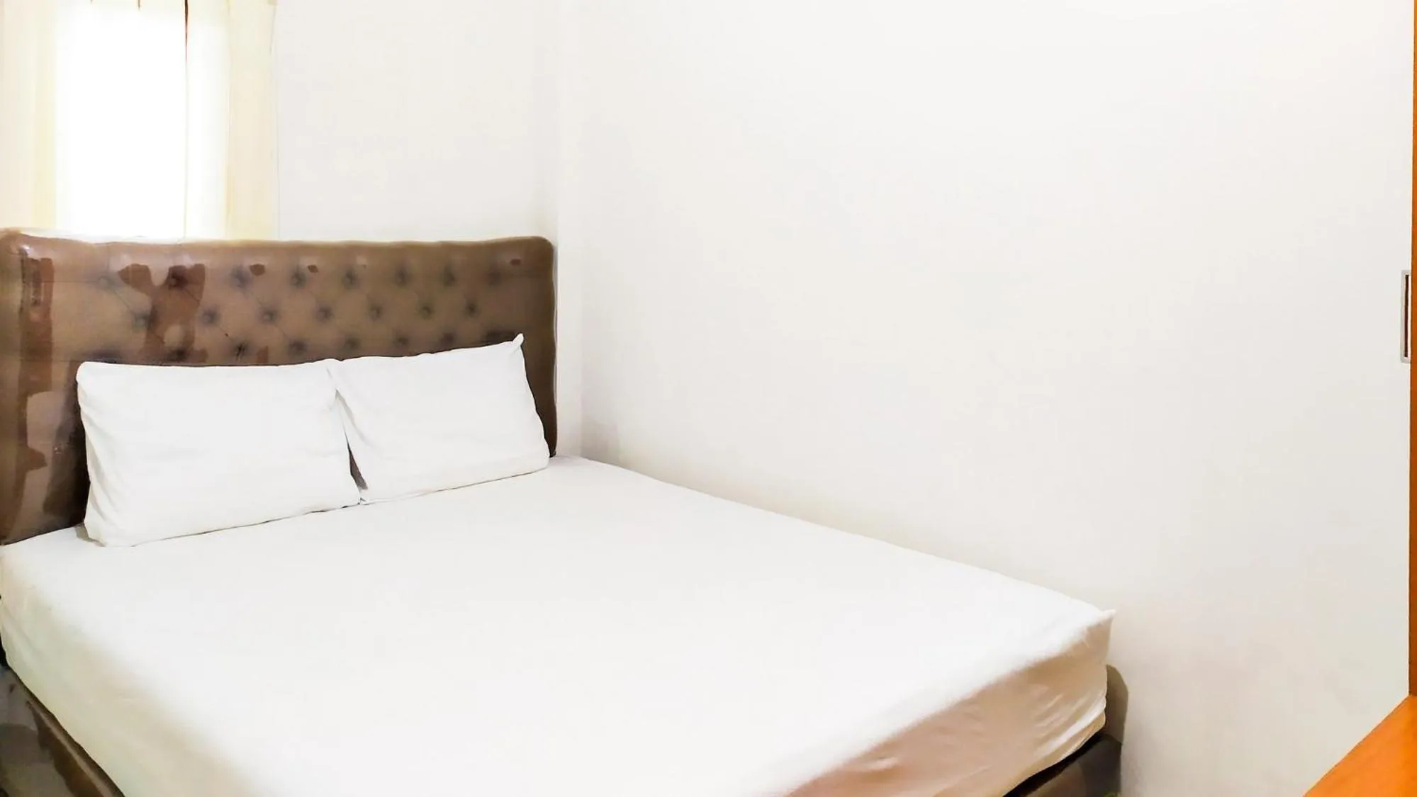 Bed in Omah Leren Mitra RedDoorz near Gembiraloka Zoo Yogyakarta