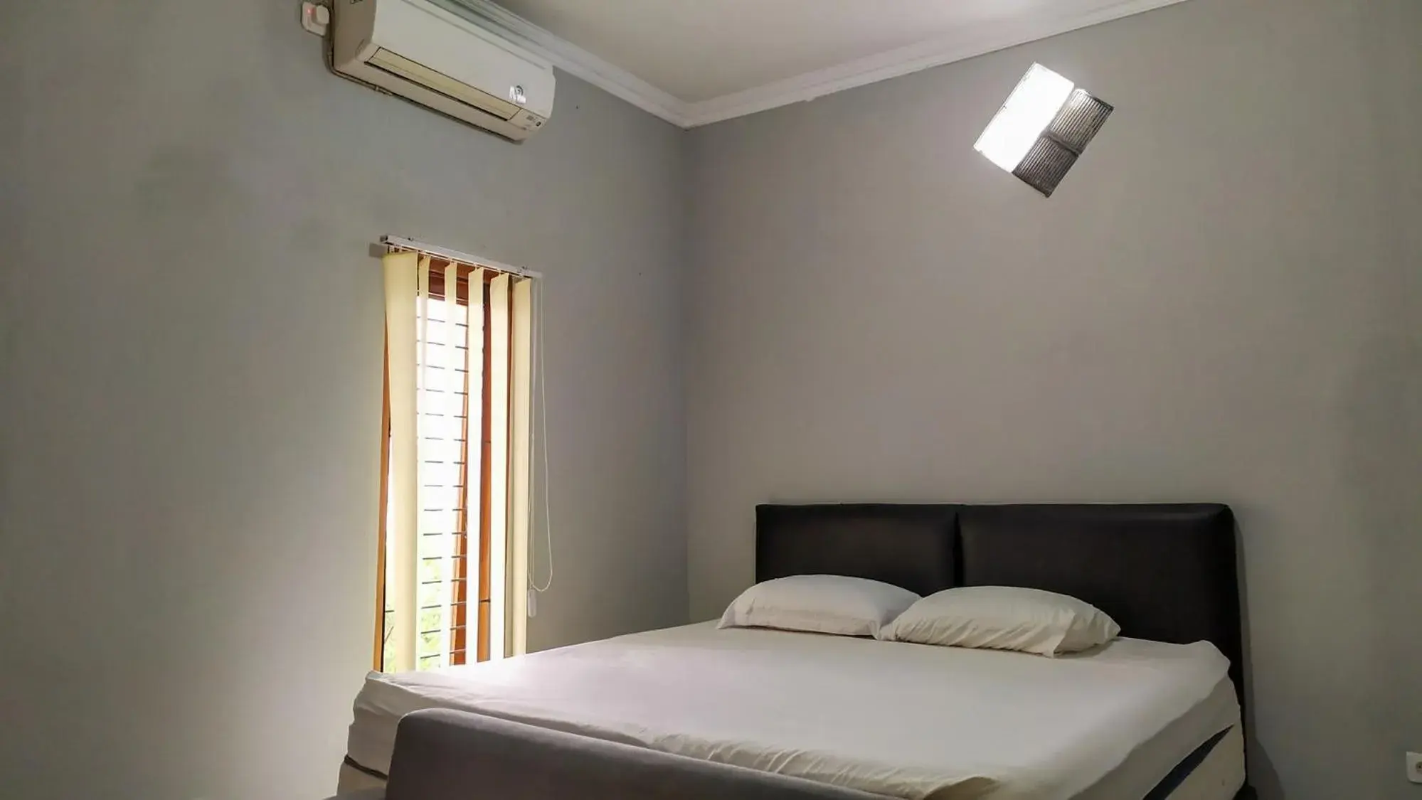 Bed in Omah Leren Mitra RedDoorz near Gembiraloka Zoo Yogyakarta Bed in Omah Leren Mitra RedDoorz near Gembiraloka Zoo Yogyakarta