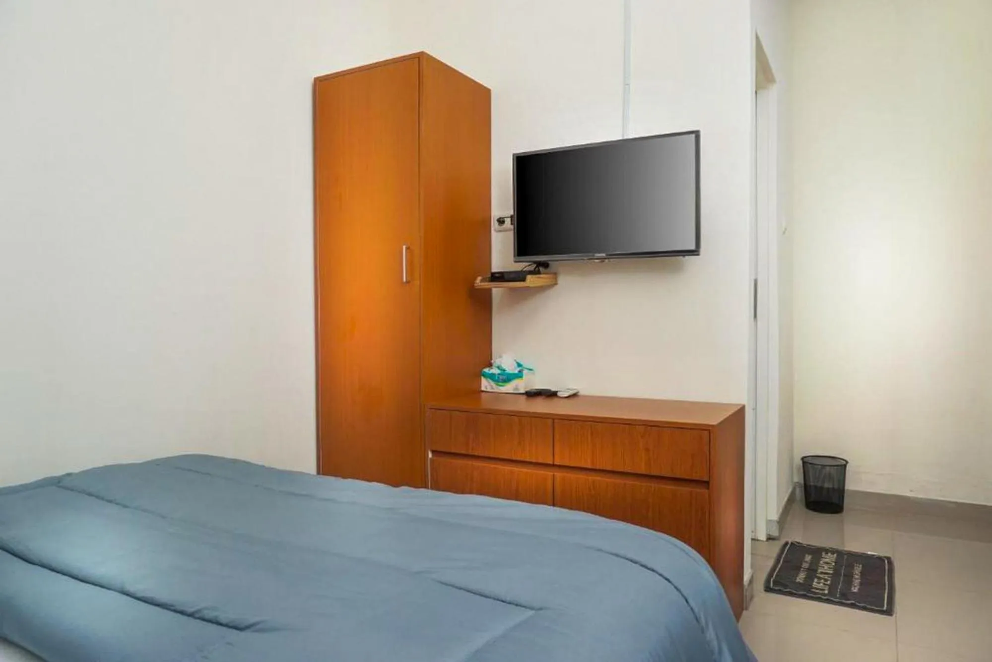 Bed in Omah Leren Mitra RedDoorz near Gembiraloka Zoo Yogyakarta