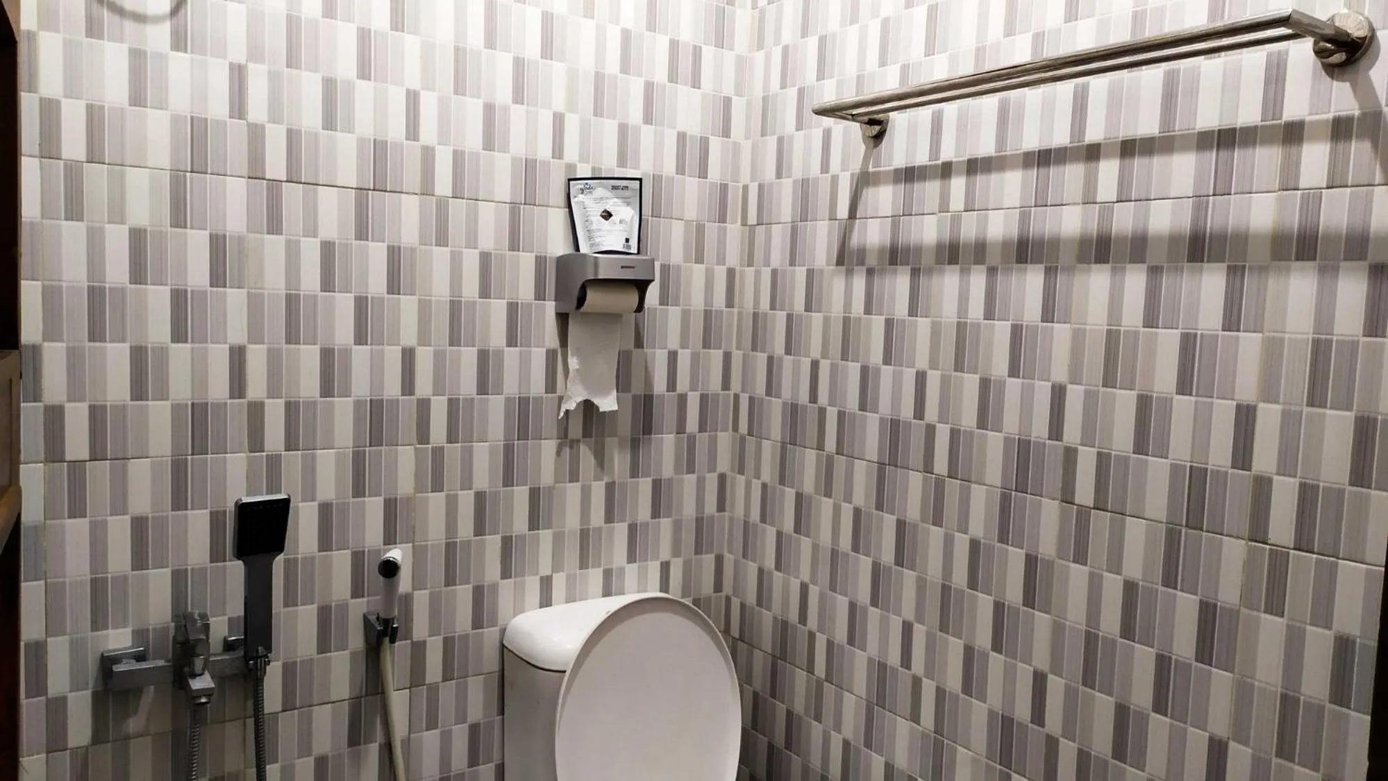 Toilet in Omah Leren Mitra RedDoorz near Gembiraloka Zoo Yogyakarta