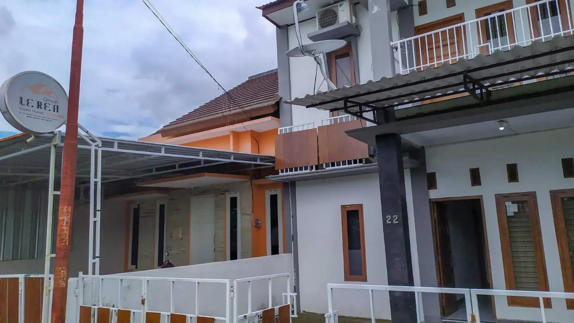 Property building in Omah Leren Mitra RedDoorz near Gembiraloka Zoo Yogyakarta Property building in Omah Leren Mitra RedDoorz near Gembiraloka Zoo Yogyakarta