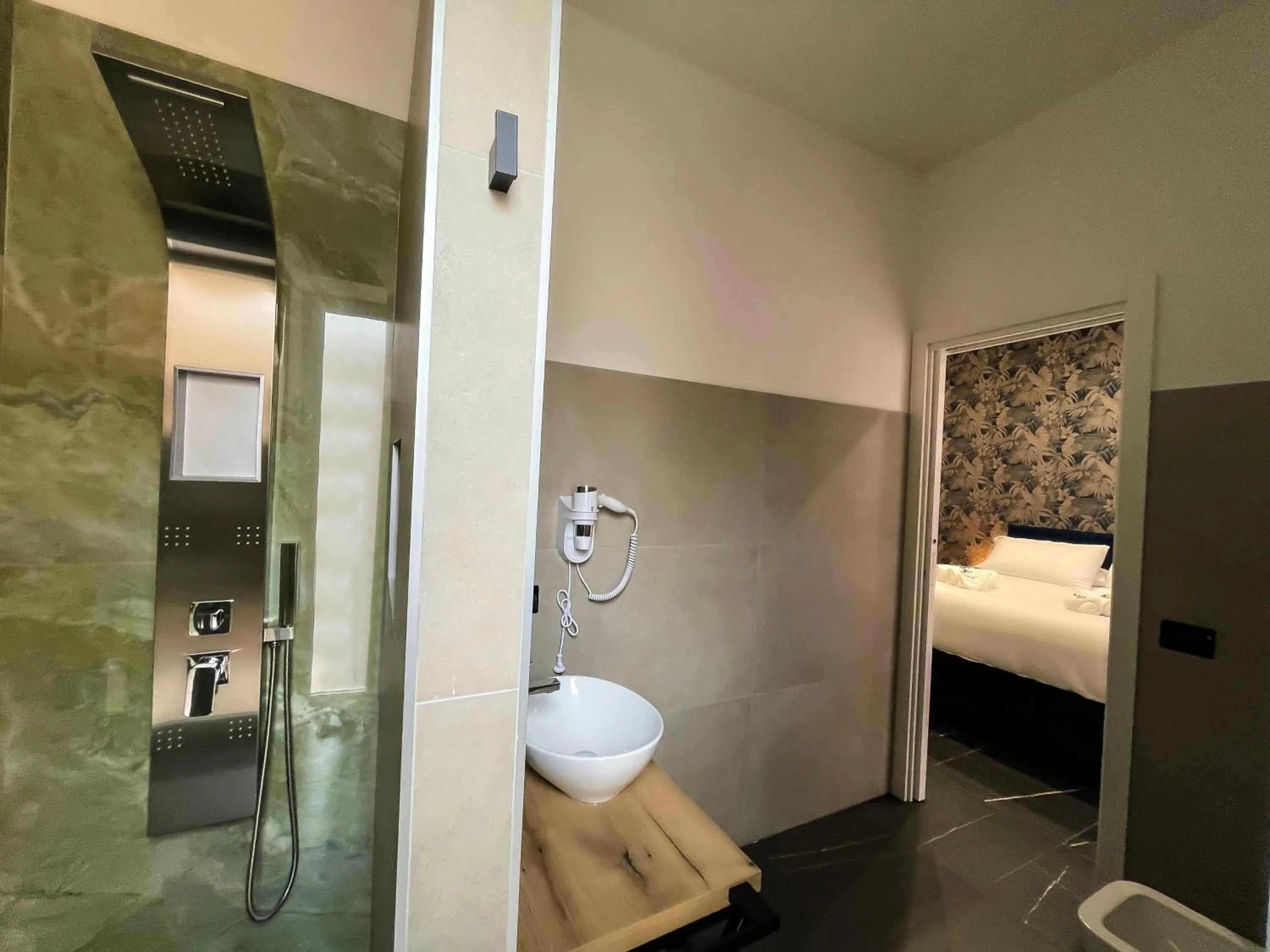 Shower in Le Colonne B&b