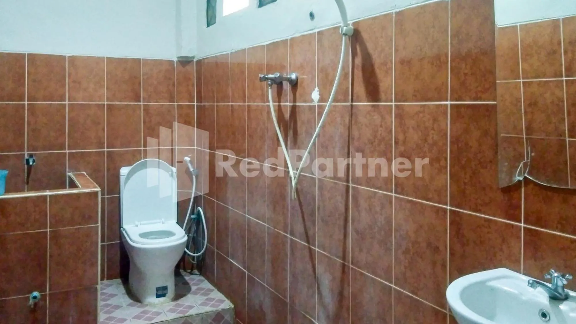 Shower in The SO Hotel Mitra RedDoorz