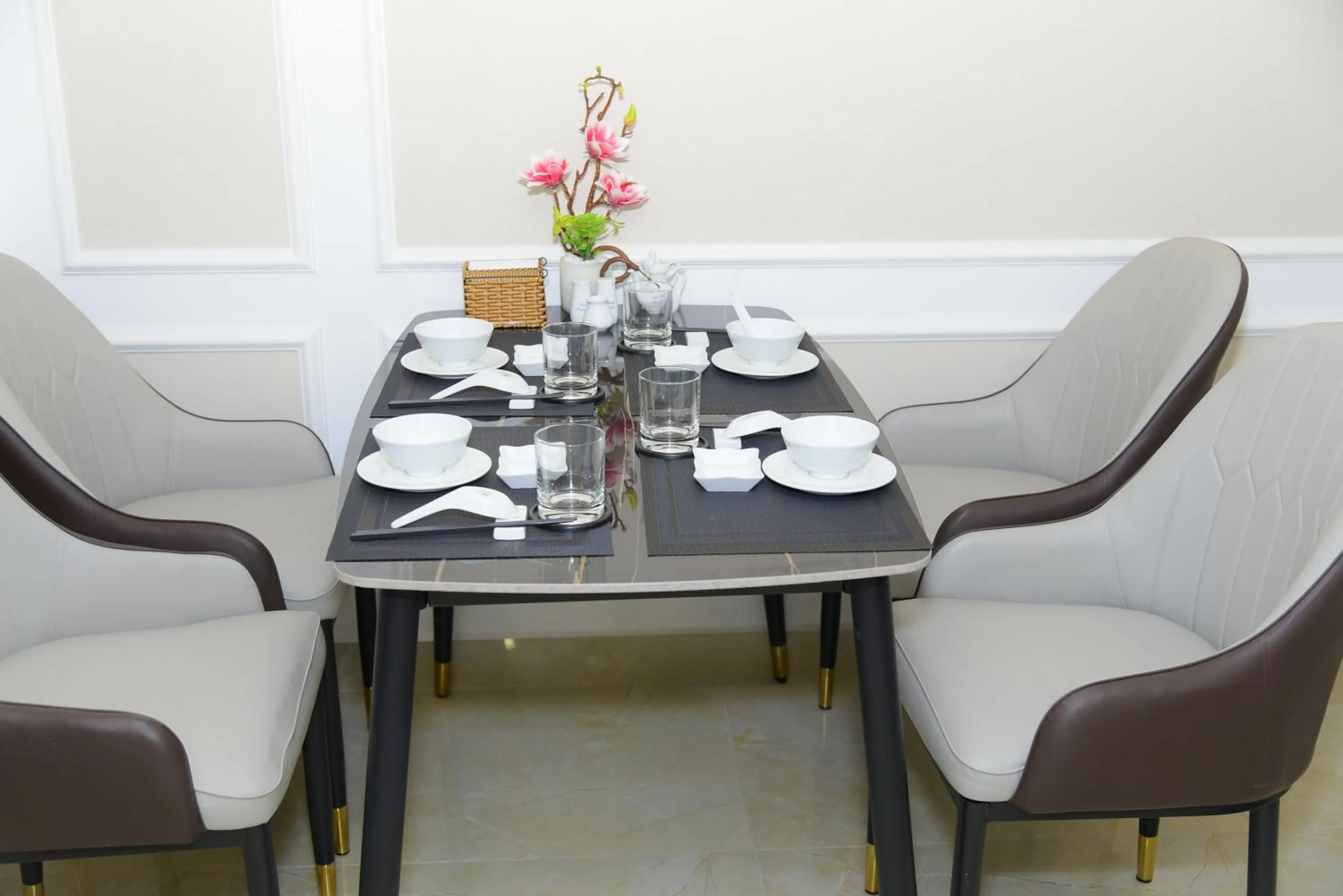 Restaurant/places to eat in Hera Luxury Hotel