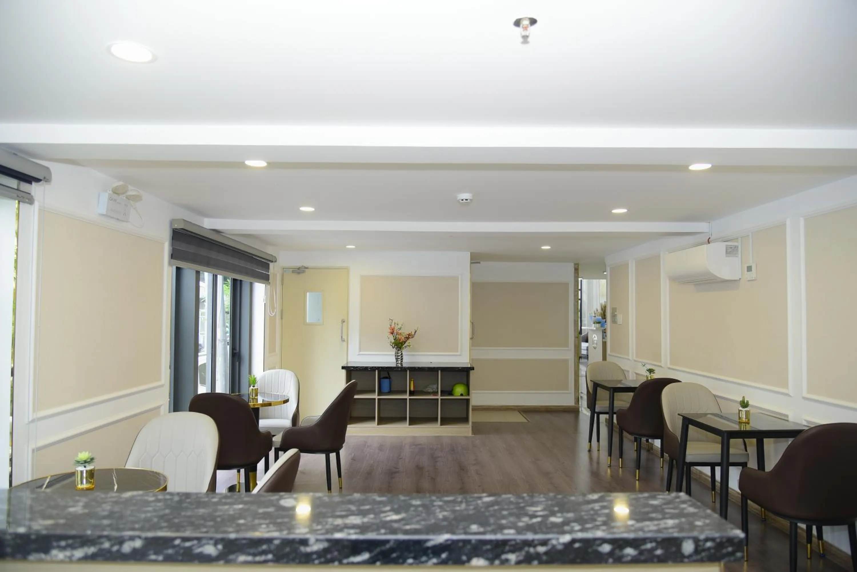 Restaurant/places to eat in Hera Luxury Hotel