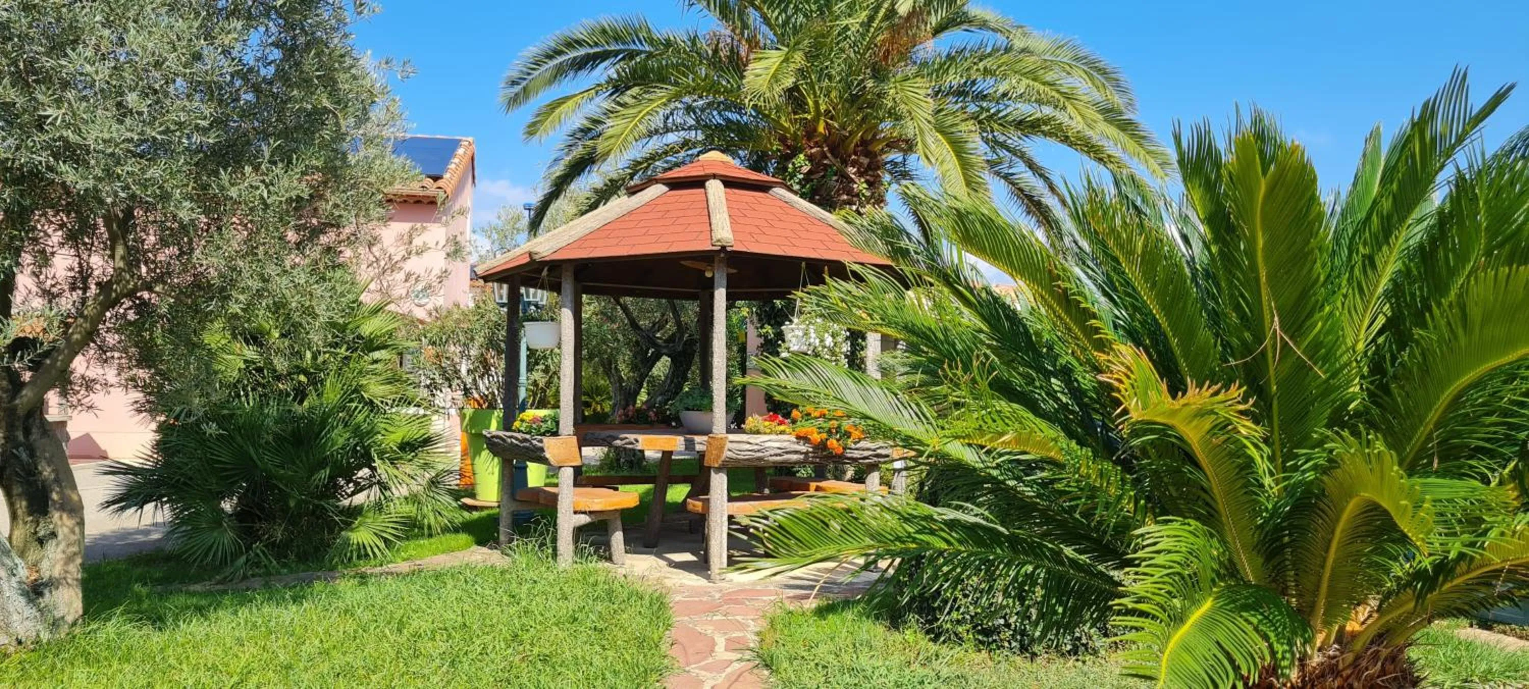 Garden in Appart'hotel Résidence La Provence