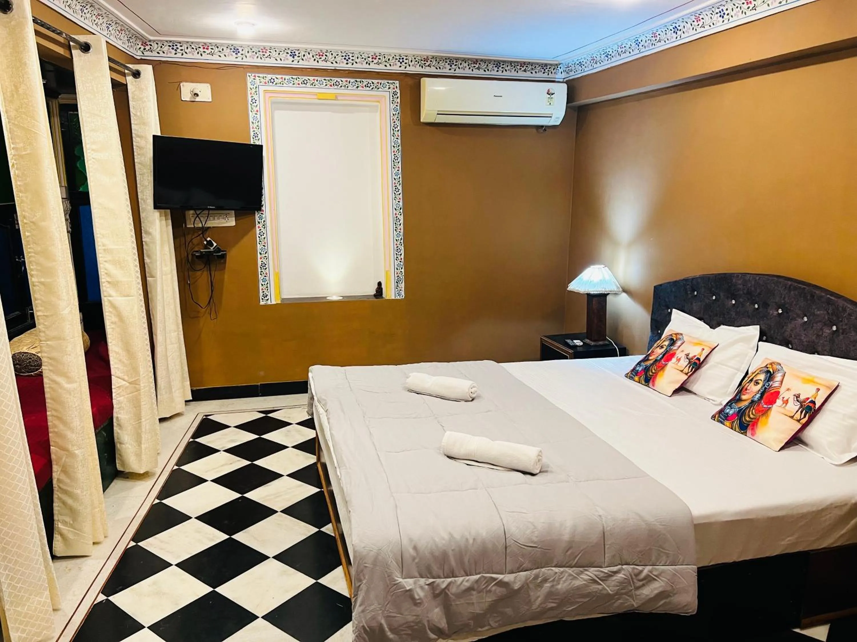 Living room, Bed in Mild Life Hostel Udaipur