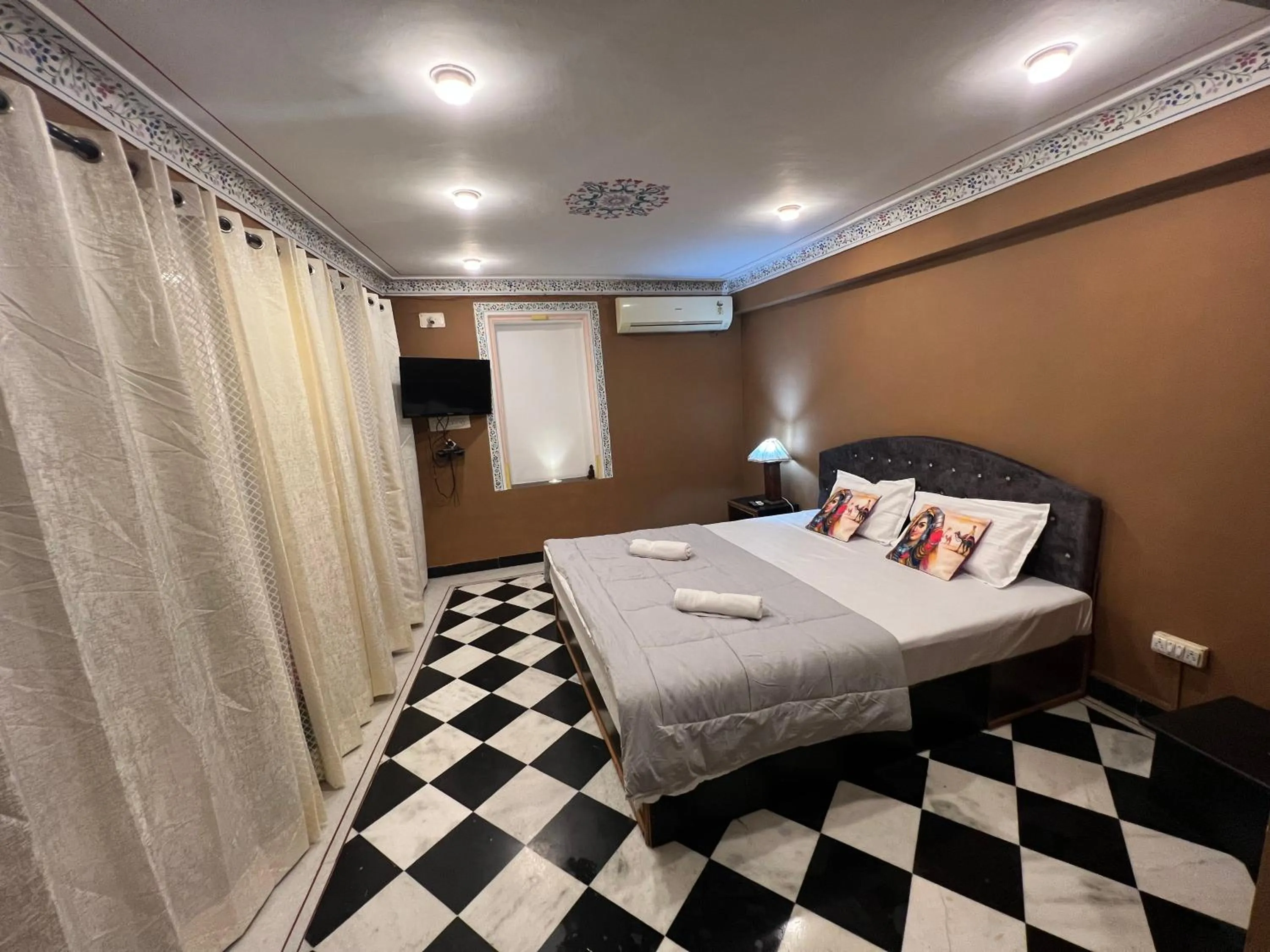 Living room, Bed in Mild Life Hostel Udaipur