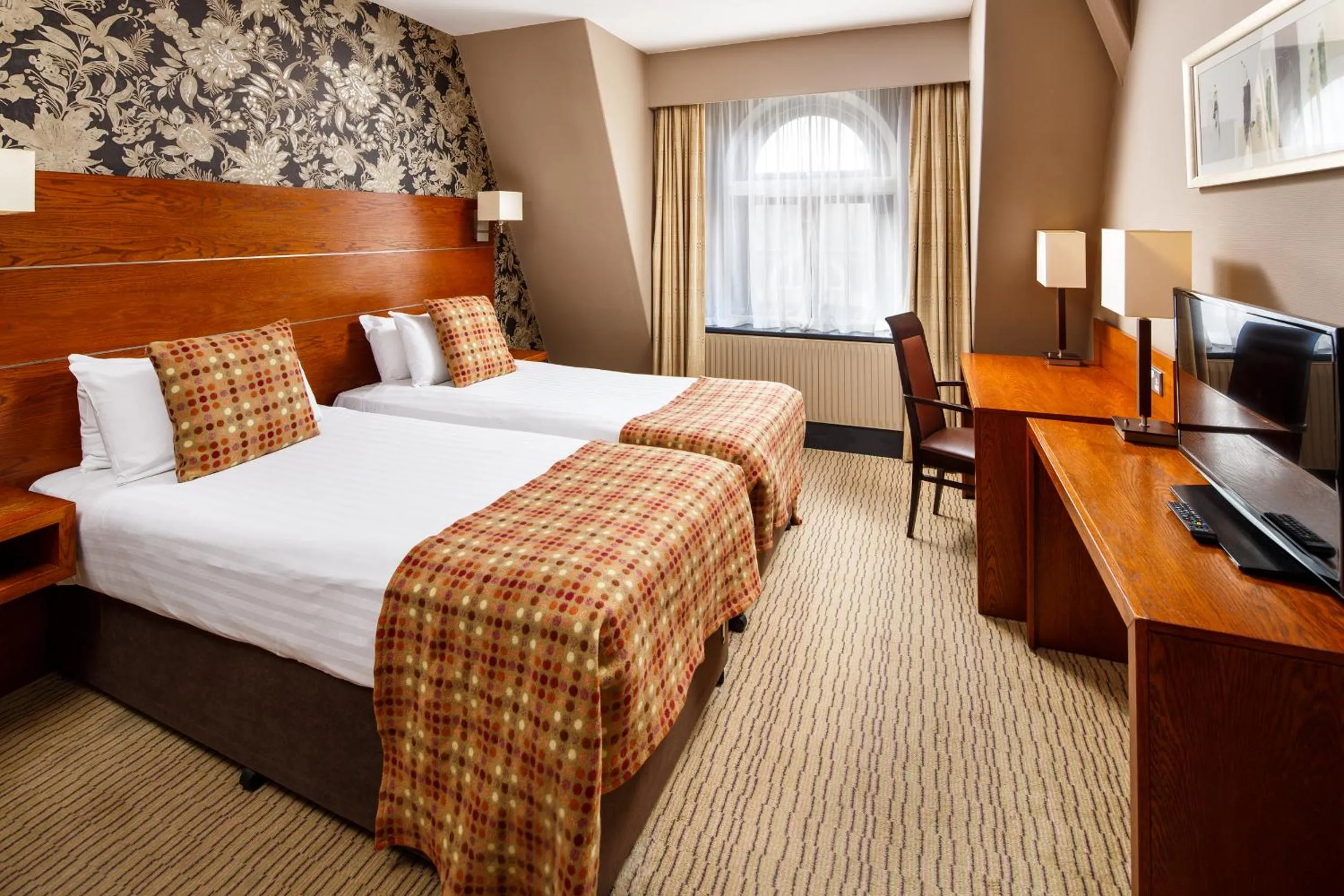 Bed in Mercure Leicester The Grand Hotel