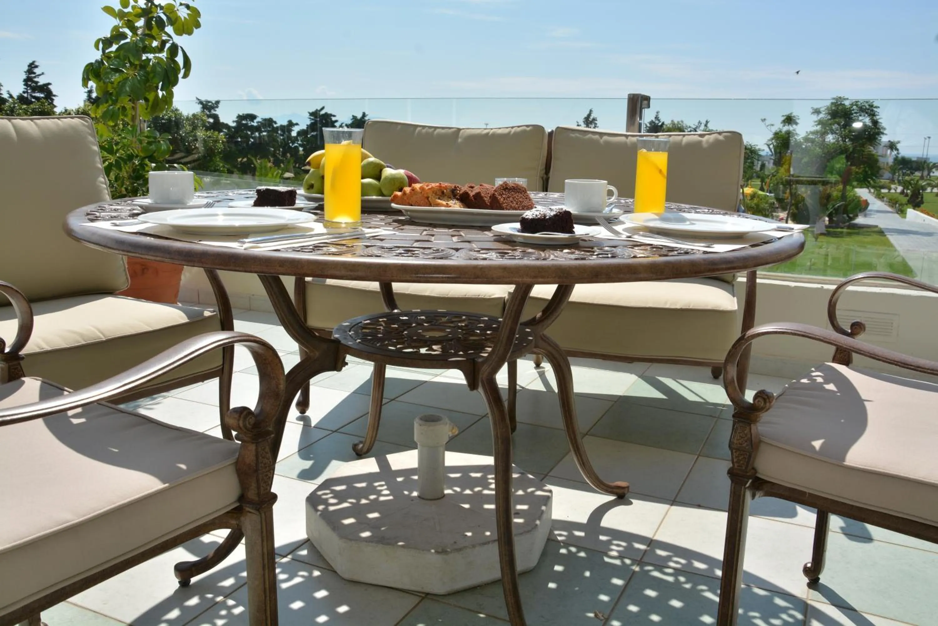 Restaurant/places to eat in Sovereign Beach Hotel