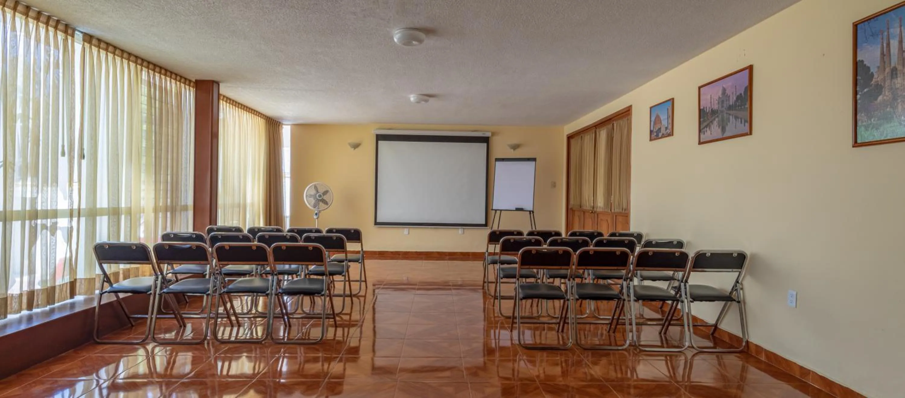 Meeting/conference room in Casa Shalom Puebla