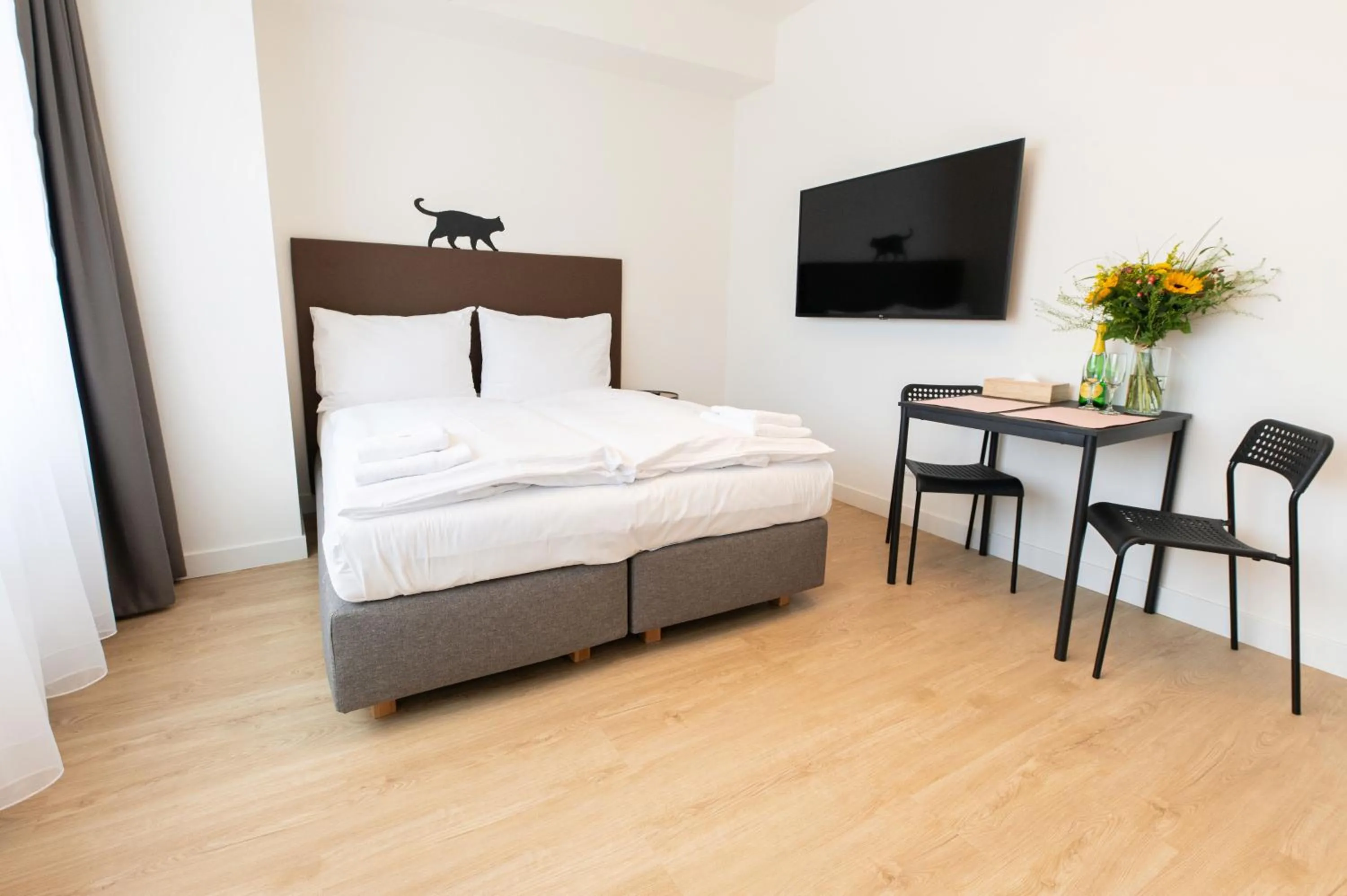 Communal lounge/ TV room, Bed in Post 120 Suites