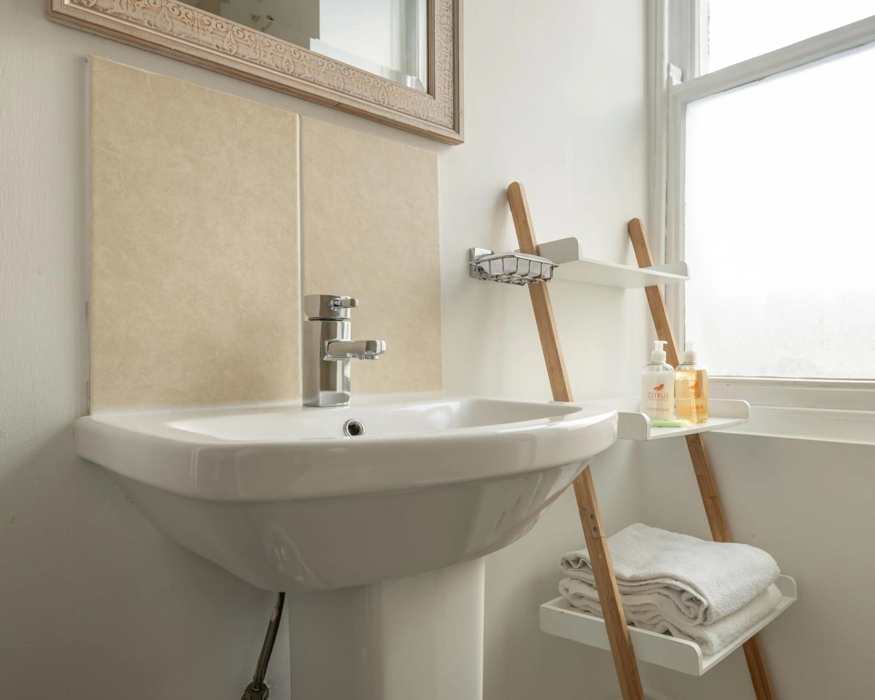 Large Double Room with Bath Tub in Castle Court