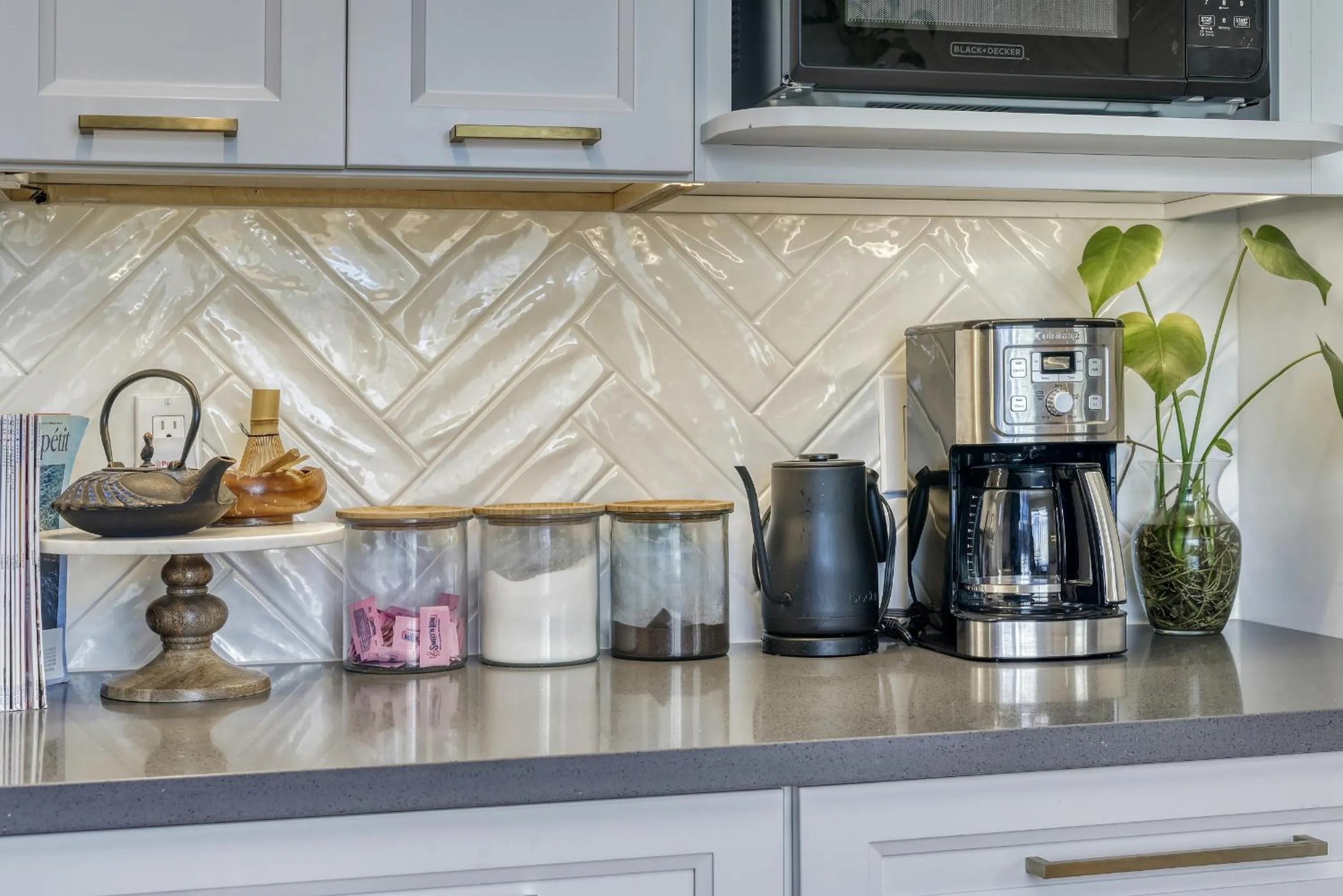 Coffee/tea facilities in Zen Haus Serene Retreat, prime location with views