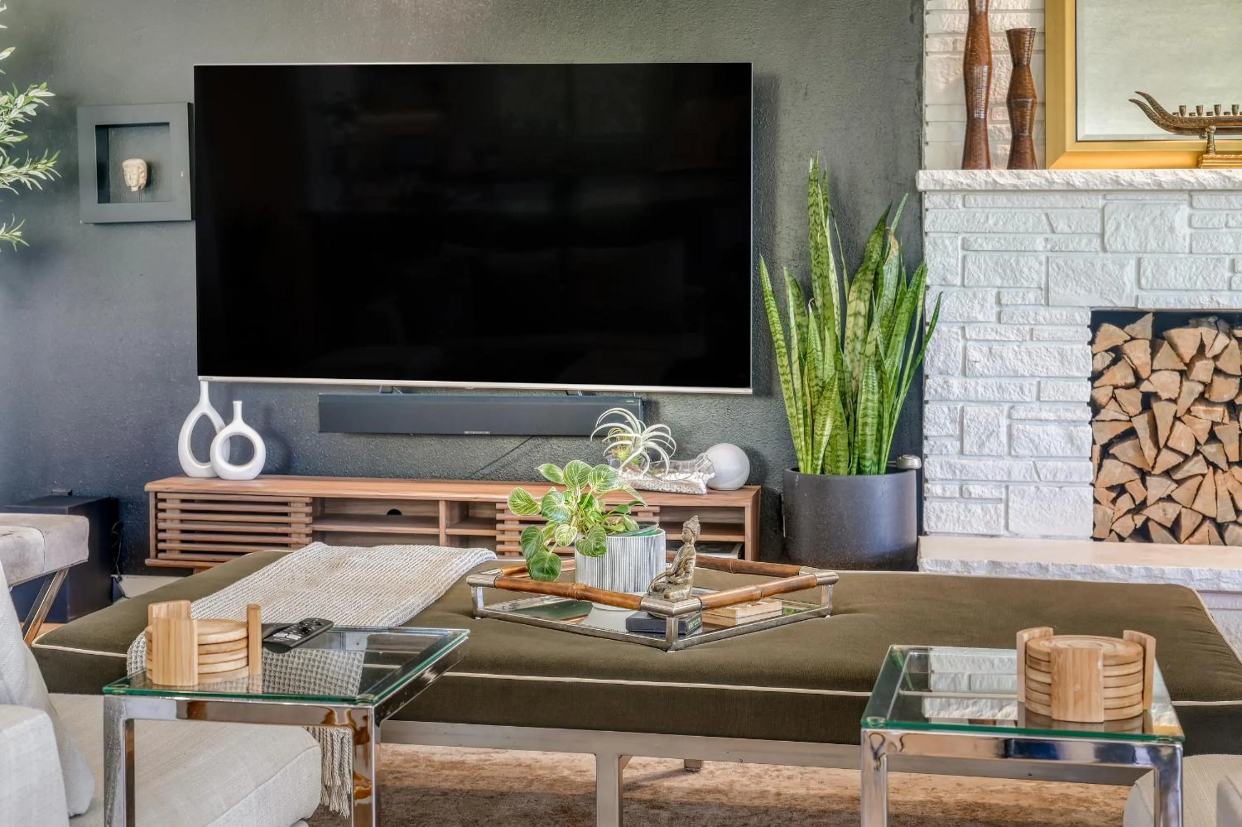 TV and multimedia in Zen Haus Serene Retreat, prime location with views