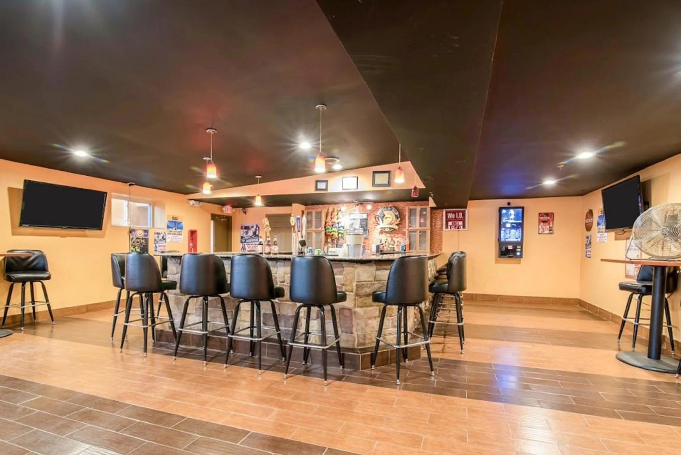 Lounge or bar in Rodeway Inn Towanda