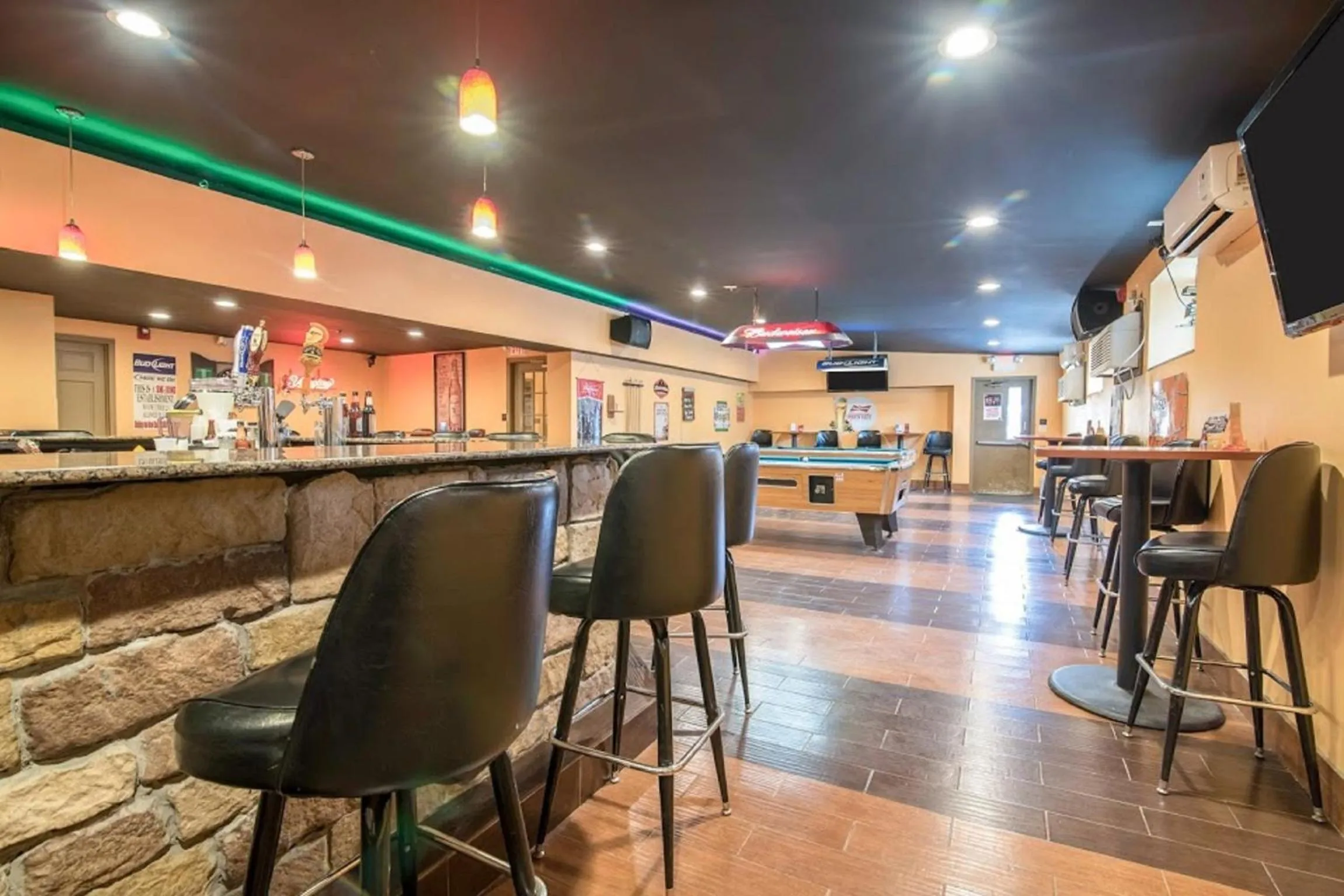 Lounge or bar in Rodeway Inn Towanda