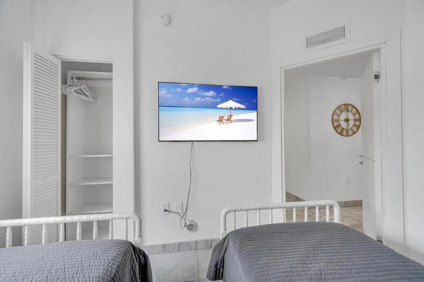 Bed in Subtle 2 Bed in Edgewater near Downtown With Free Parking