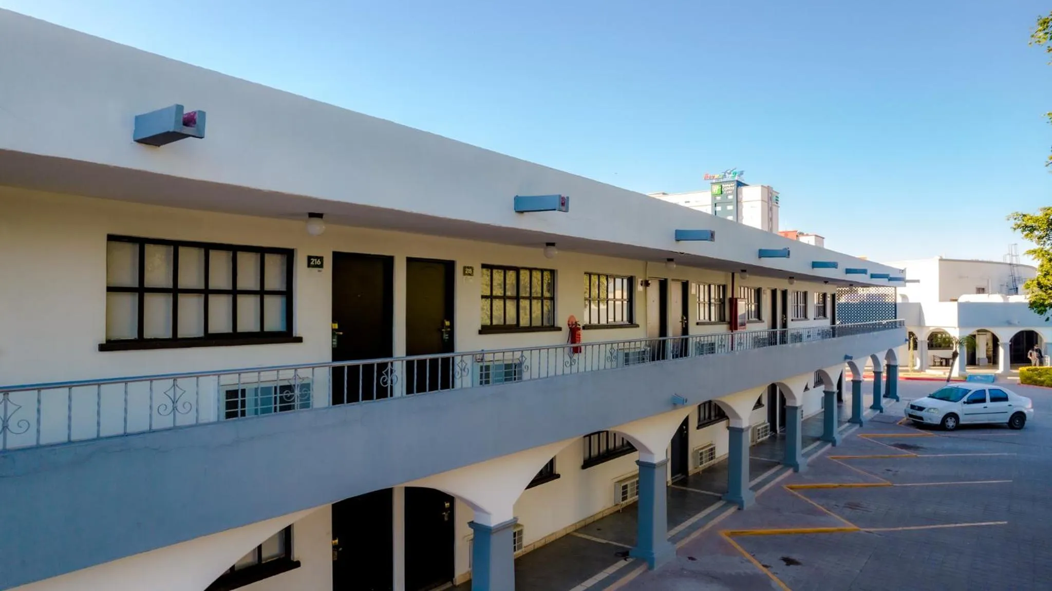 Parking in InHouse Hotel Obregón