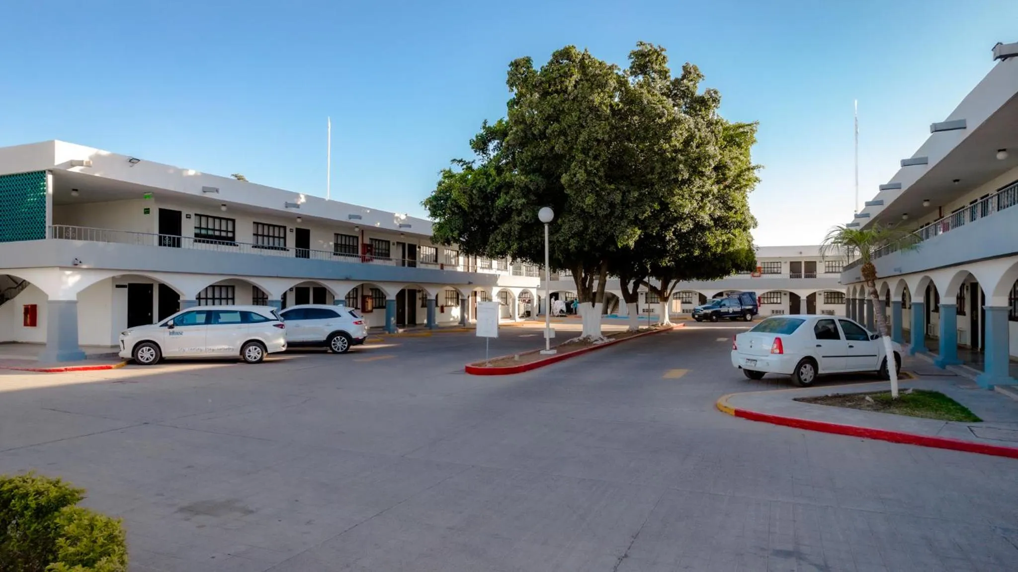 Property building in InHouse Hotel Obregón