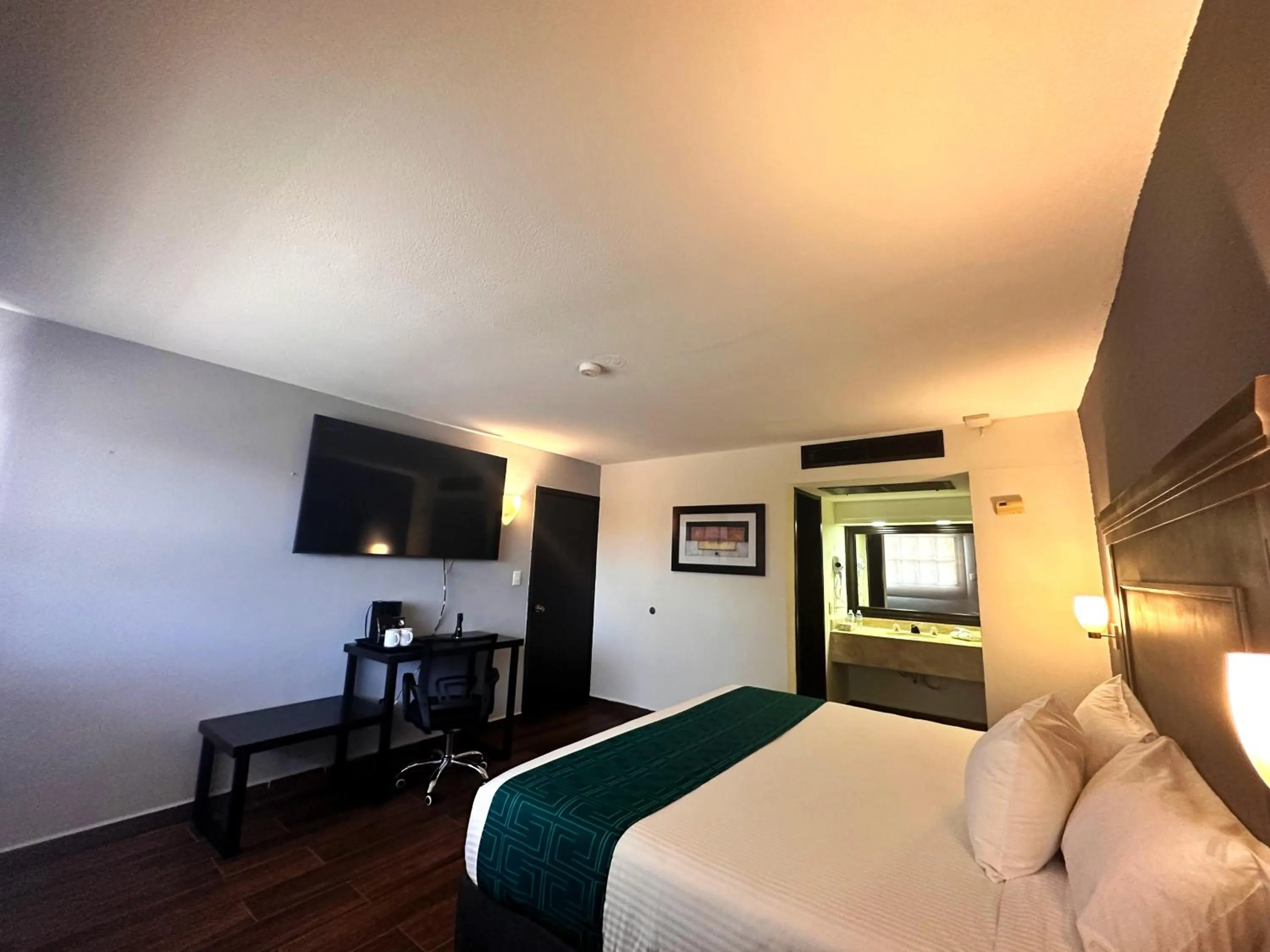 TV and multimedia, Bed in InHouse Hotel Obregón