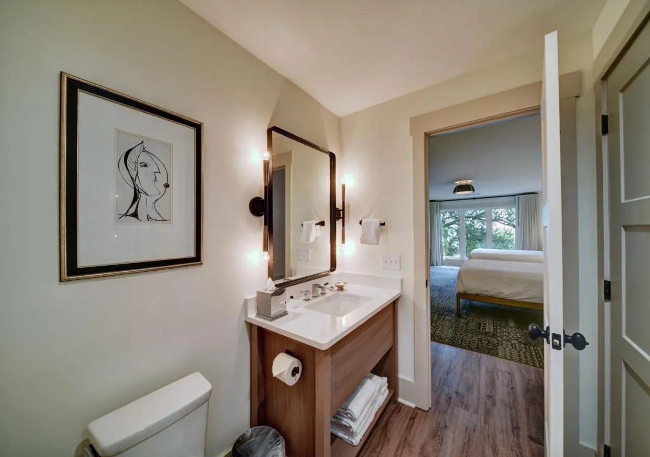 Bathroom, Bed in Sea Palms Resort